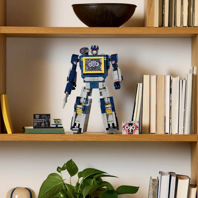 Transformers: Soundwave fotografia del set lego costruito in esposizione in una libreria in ambiente domestico da esposizione