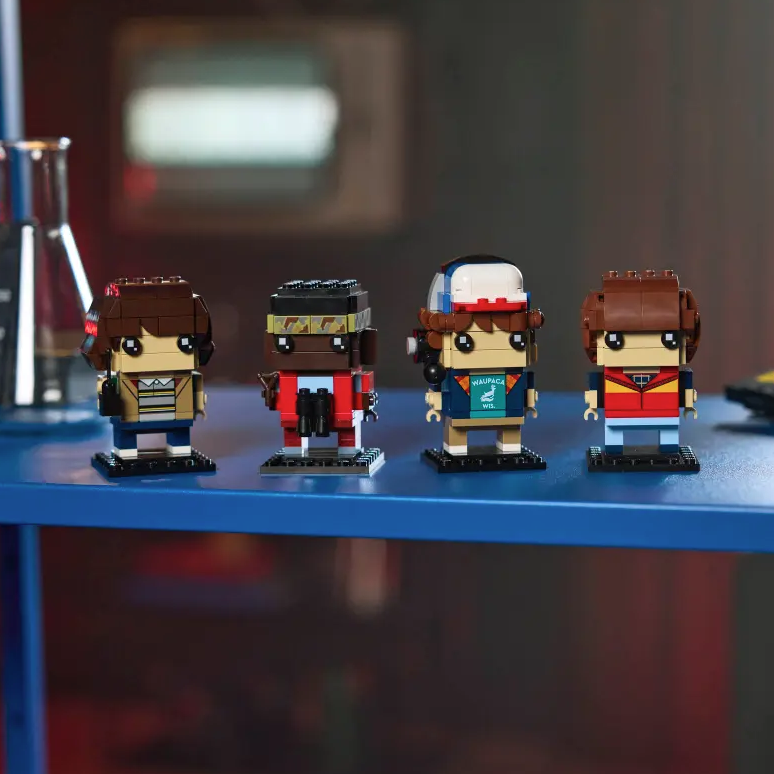 Personaggi di Mike, Dustin, Lucas e Will fotografia del set lego costruito in ambiente domestico da esposizione