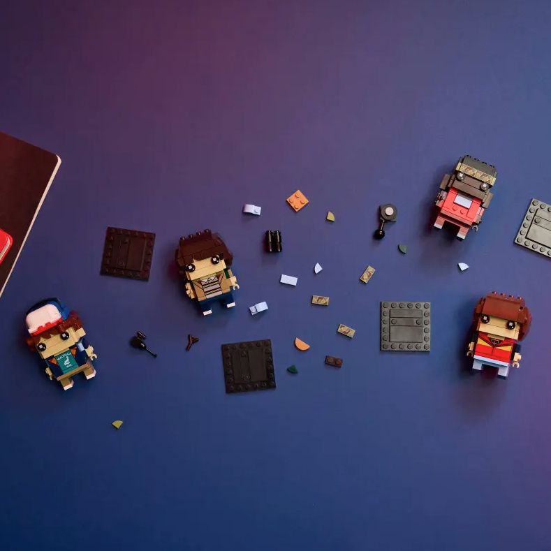 Personaggi di Mike, Dustin, Lucas e Will fotografia dall'alto del set lego in costruzione