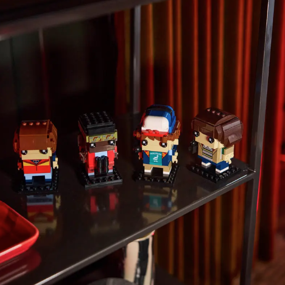Personaggi di Mike, Dustin, Lucas e Will fotografia del set lego costruito in ambiente domestico da esposizione