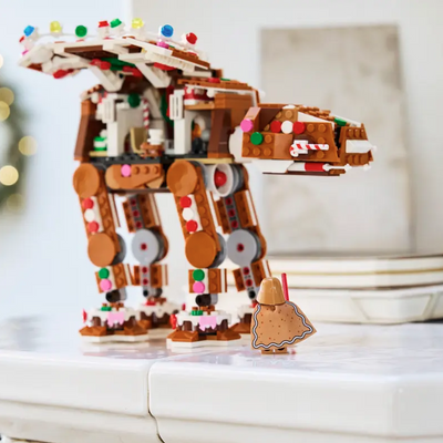 Walker AT-AT™ Pan di Zenzero fotografia del set lego costruito con corpo del robot aperto in ambiente domestico da esposizione