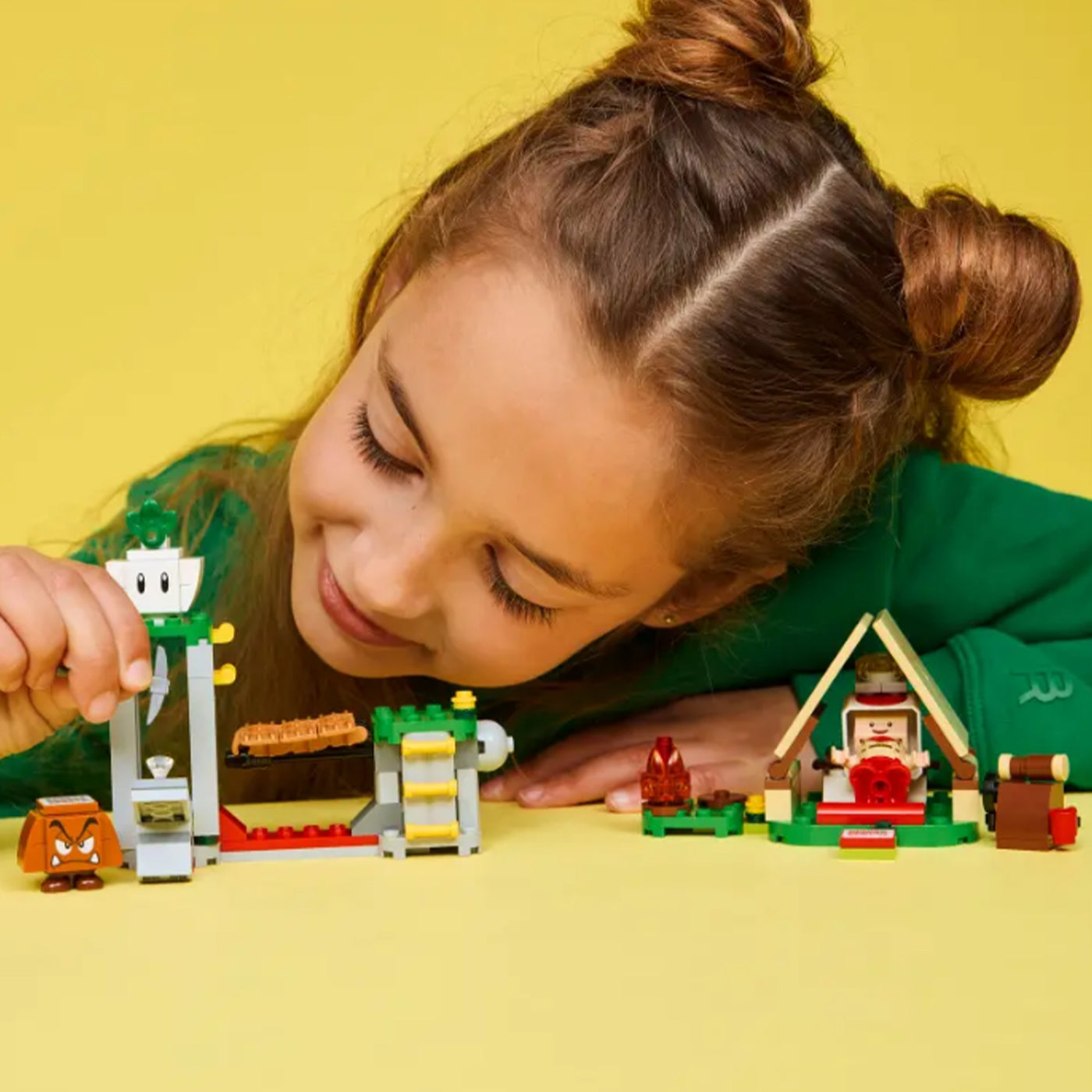 In campeggio con Capitan Toad fotografia bambina che gioca con il set lego