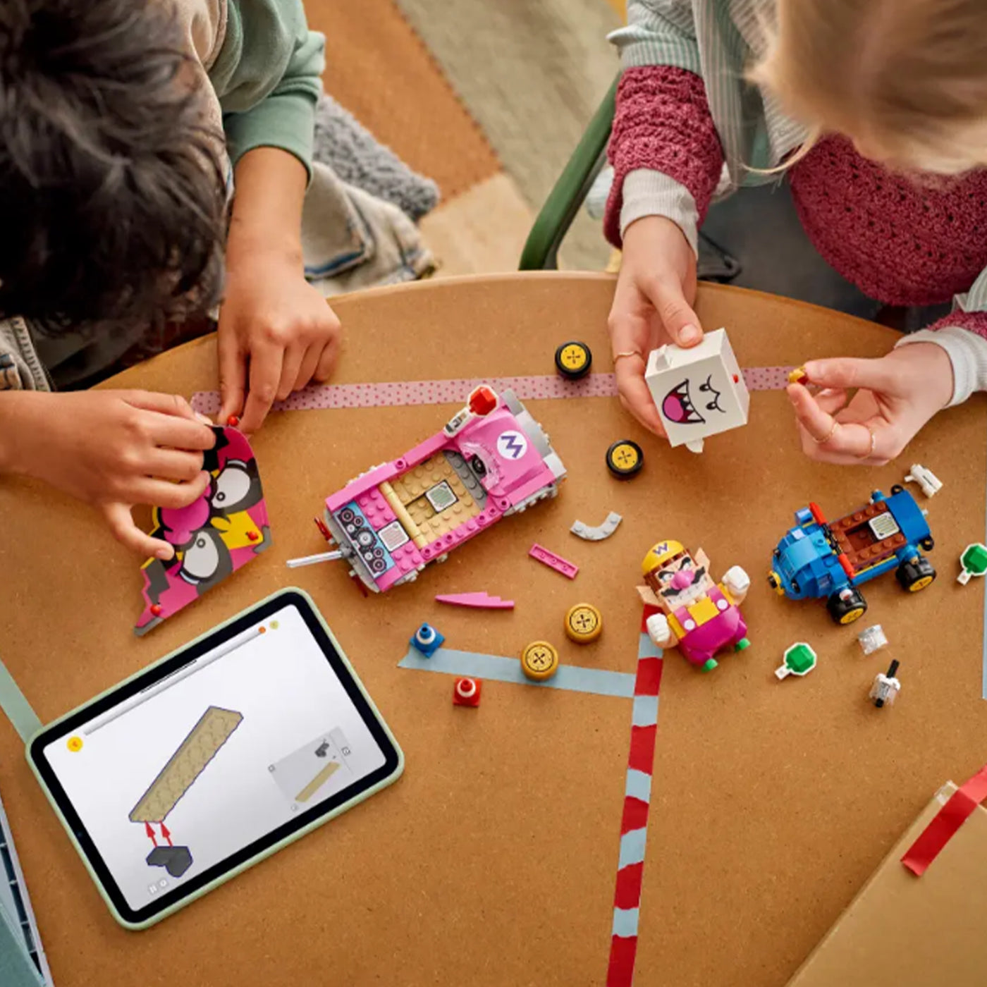 Mario Kart™ – Wario e Re Boo fotografia dall'alto del set lego in costruzione