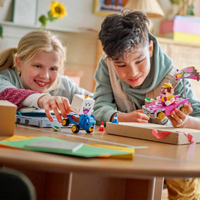 Mario Kart™ – Wario e Re Boo fotografia ragazzi che giocano con il set lego costruito