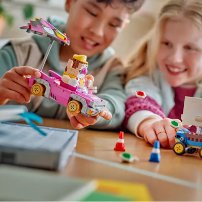 Mario Kart™ – Wario e Re Boo fotografia del set lego in primo piano con bambini che giocano di sfondo